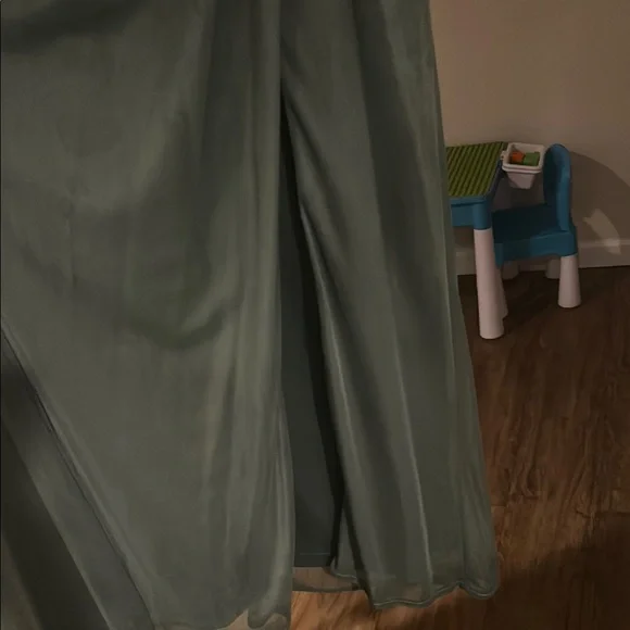 Elegant Green Sleeveless Dress - Picture 3 of 5